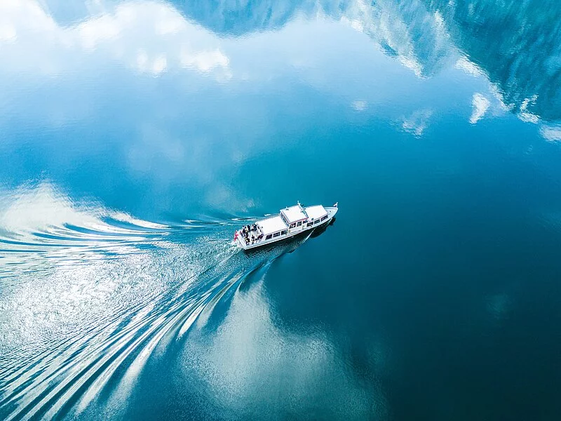 Kleines Schiff auf dem Meer von oben fotografiert