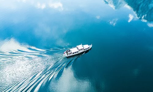 Kleines Schiff auf dem Meer von oben fotografiert