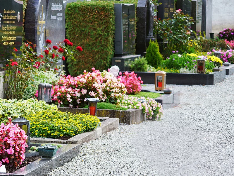 Gräber mit viel buntem Blumenschmuck.