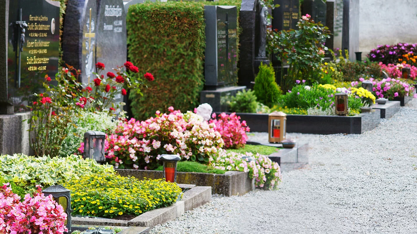 Gräber mit viel buntem Blumenschmuck.