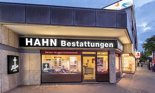 Beleuchtete Außenansicht der Filiale von Hahn Bestattungen in der Goltzstraße.