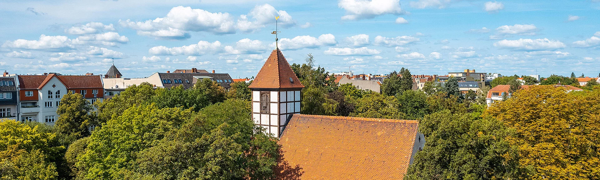 Luftaufnahme einer Stadt mit Kirche in der Mitte.