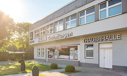 Seitliche Außenansicht der Hahn Bestattungen Zentrale.