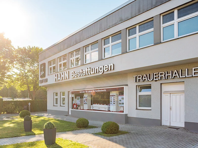 Seitliche Außenansicht der Hahn Bestattungen Zentrale.