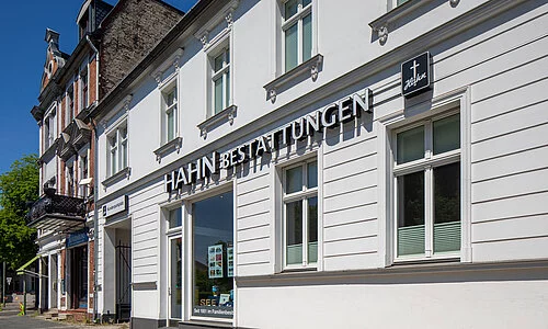 Außenansicht der Hahn Bestattungen Filiale in der Potsdamerstraße.