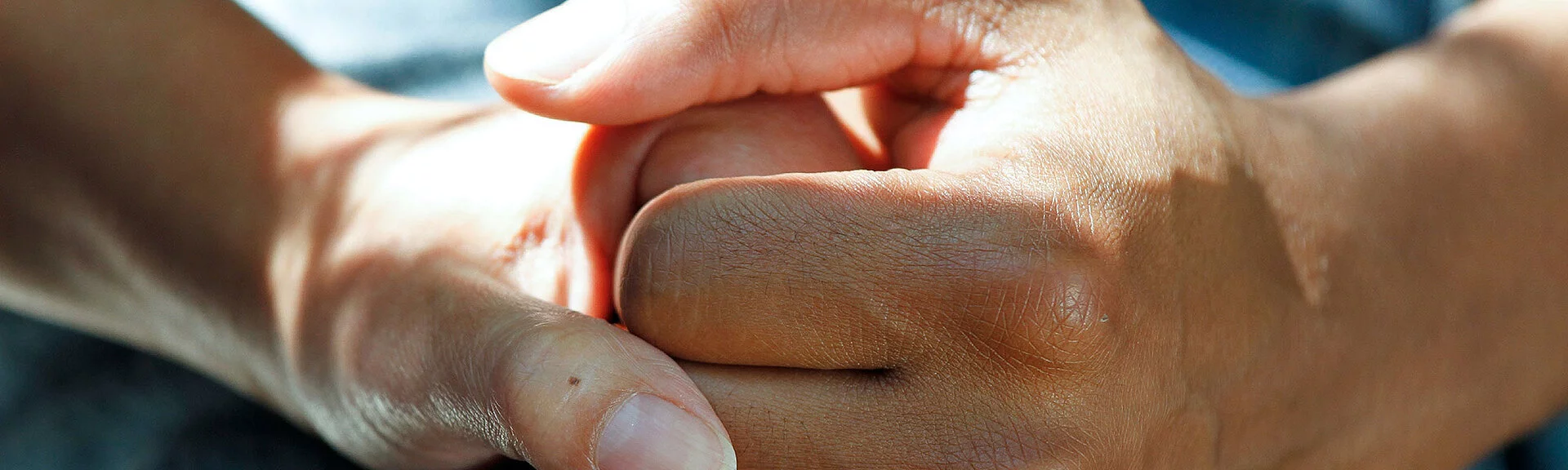 Eine Hand hält die Hand einer anderen Person.