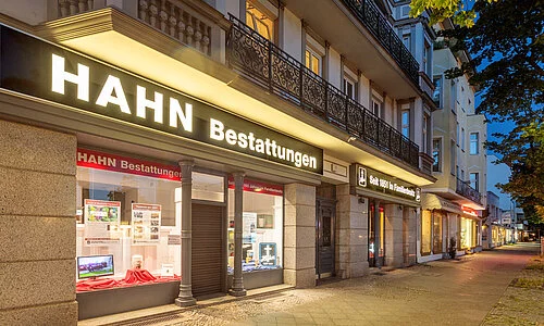 Beleuchtete Außenansicht der Hahn Bestattungen Filiale im Oberhoferweg.