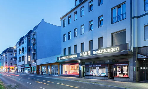 Beleuchtete Außenansicht der Hahn Bestattungen Filiale auf dem Tempelhofer Damm.