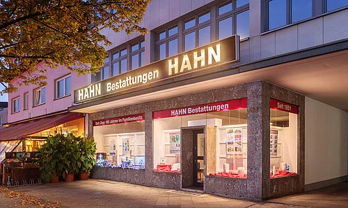 Außenansicht der Filiale Hahn Bestattungen in der Kaiser-Wilhelm-Straße nachts.