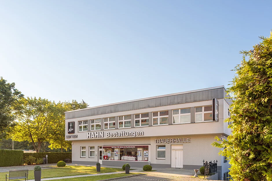 Außenansicht der Hahn Bestattungen Zentrale.