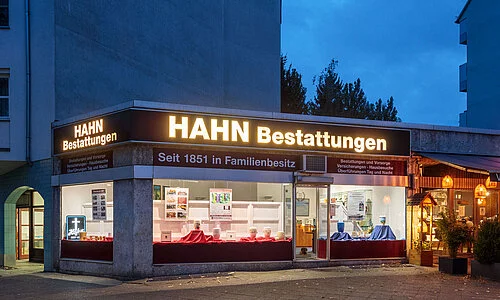 Beleuchtete Aussenansicht der Filiale Hahn Bestattungen in der Moltkestraße.