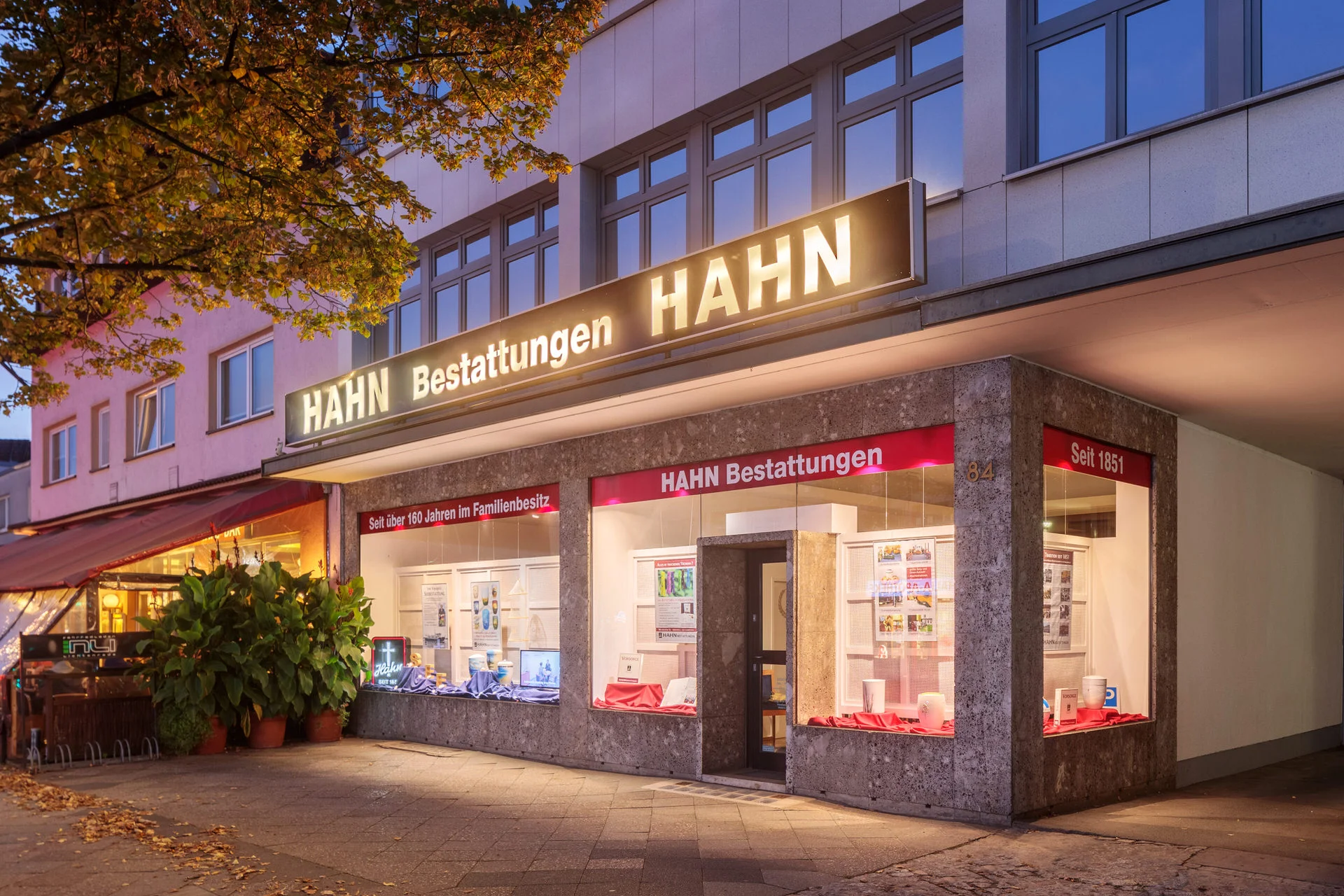 Außenansicht der Filiale Hahn Bestattungen in der Kaiser-Wilhelm-Straße nachts.
