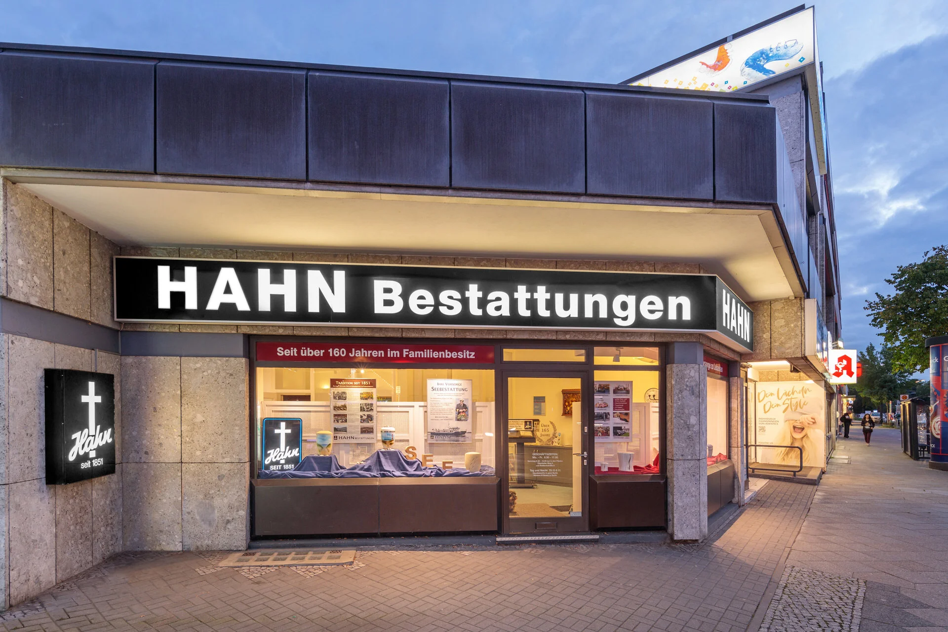 Beleuchtete Außenansicht der Filiale von Hahn Bestattungen in der Goltzstraße.