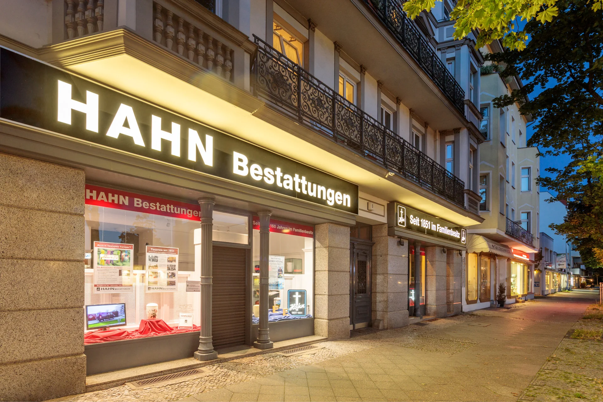 Beleuchtete Außenansicht der Hahn Bestattungen Filiale im Oberhoferweg.