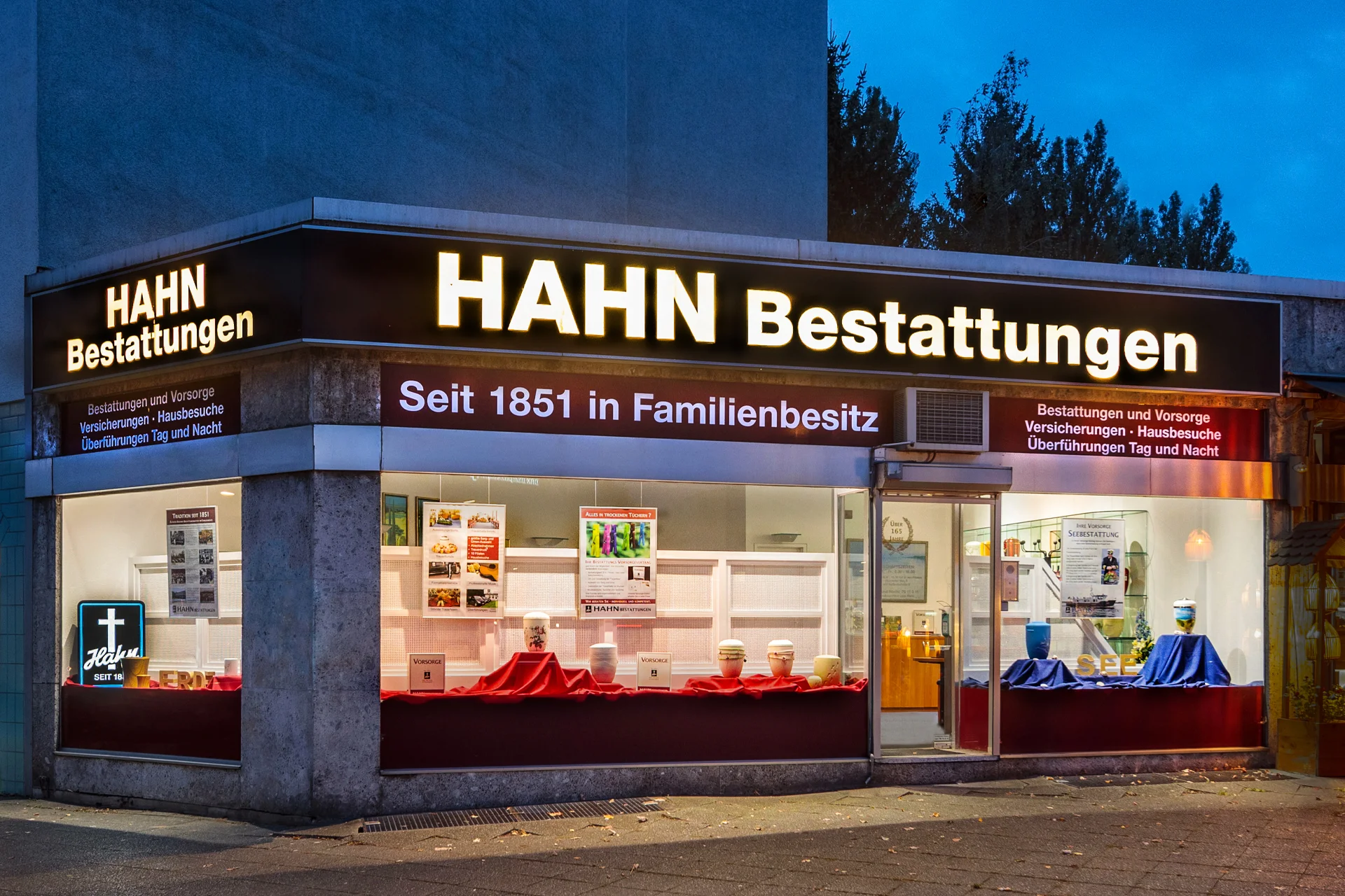 Beleuchtete Aussenansicht der Filiale Hahn Bestattungen in der Moltkestraße.