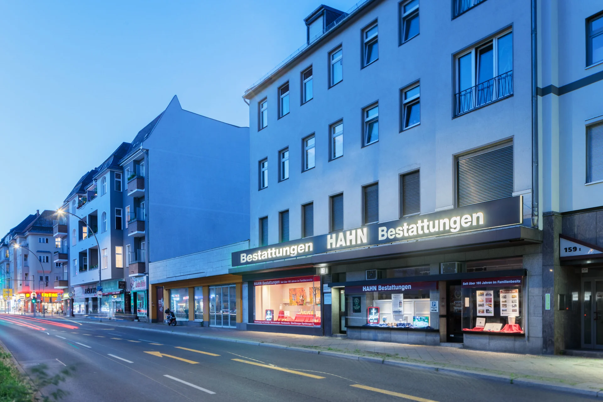 Beleuchtete Außenansicht der Hahn Bestattungen Filiale auf dem Tempelhofer Damm.