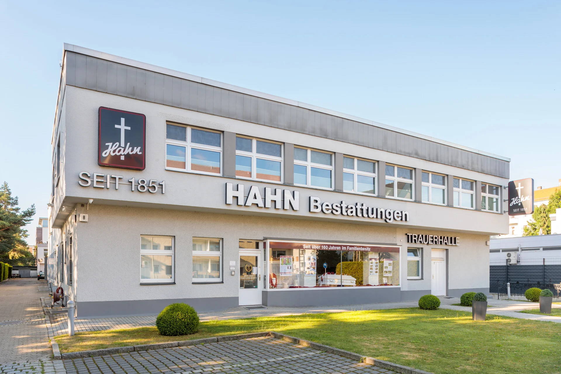 Seitliche Außenansicht der Hahn Bestattungen Zentrale.